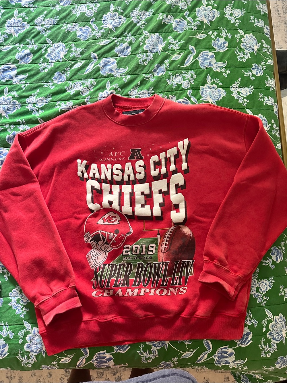 Abercrombie & Fitch Red Kansas City Chiefs Graphic Crewneck Sweatshirt
